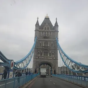 Walking To Tower Bridge Londres